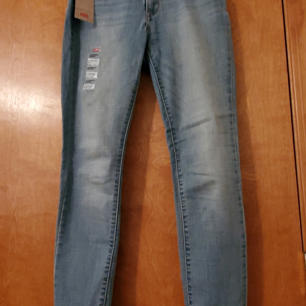 Levi's Women's Slimming Skinny Jeans